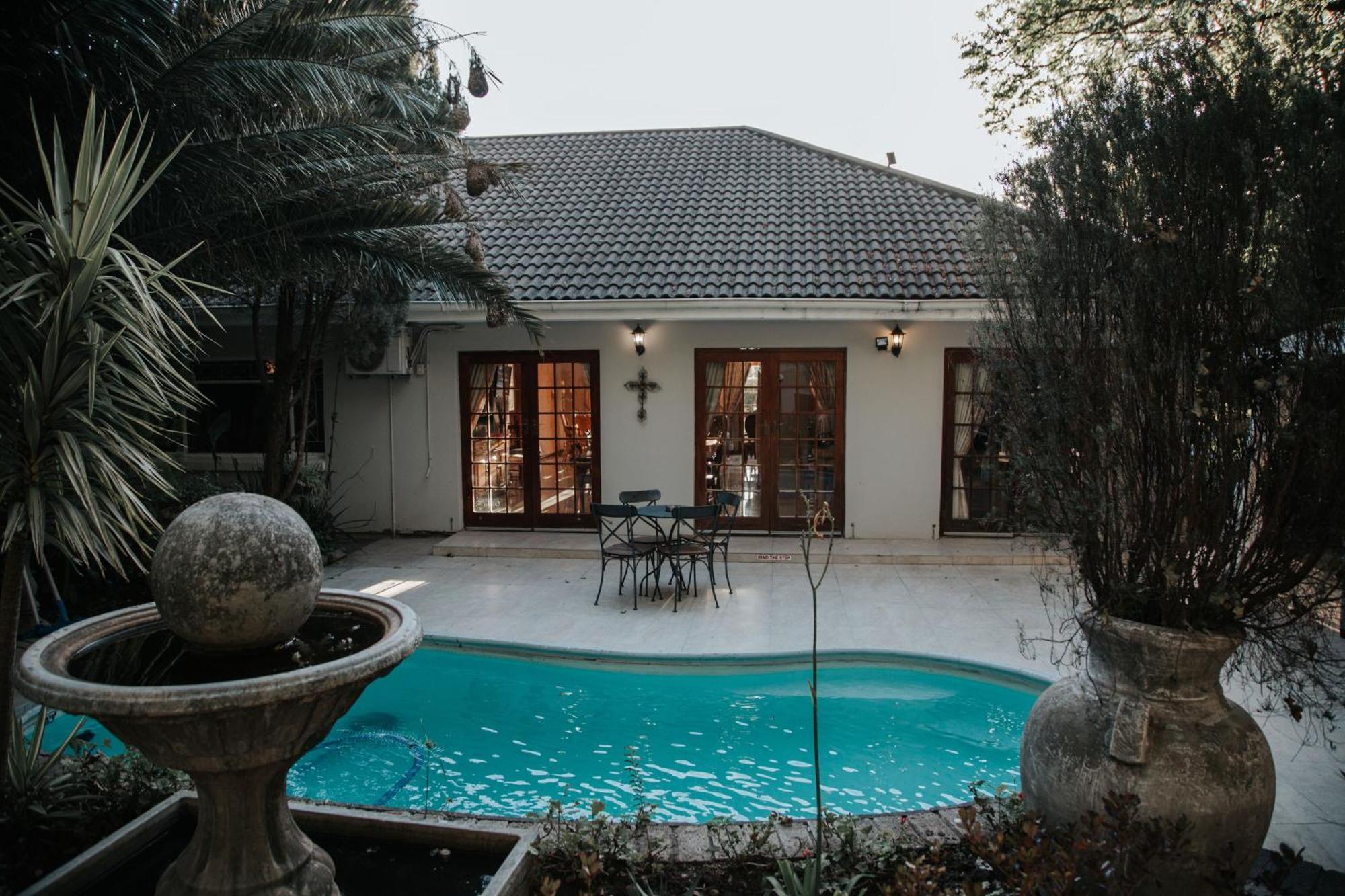The Symphony Guest House Queenstown Exterior photo